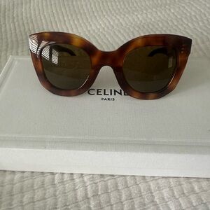 Celine Sunglasses CL4005IN/Tortoise, great condition! Comes with Celine case.